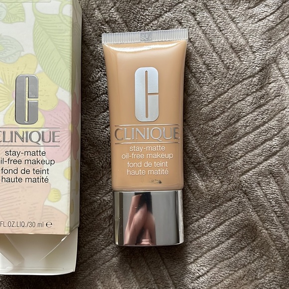 Clinique stay matte oil free makeup “8 golden neutral” shade - Picture 4 of 6